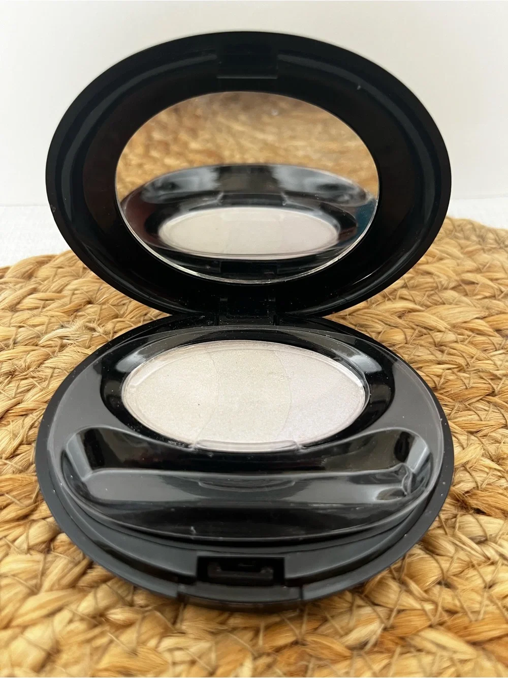 Shiseido vintage eyeshadow in Moonglow ,never used no box.